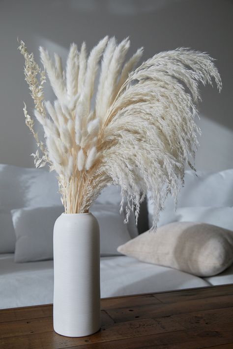 Small Pampas Arrangement, Pampas Grass Lantern Centerpieces, Minimalistic Centerpieces, White Nigella, Floor Vase Arrangement, White Ruscus, Basic Room, White Pampas, Favorite Aesthetic