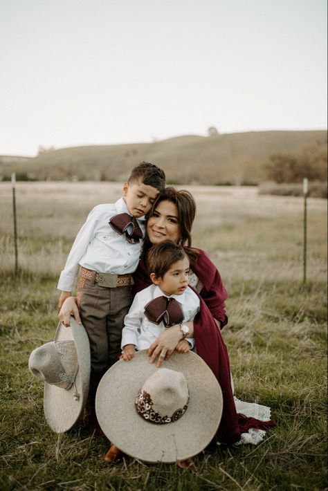 Charro Photoshoot, Mexican Family Pictures, Charro Party, Western Family Photos, Charro Outfit, Charro Suit, Fam Goals, Western Family, Family Of 3