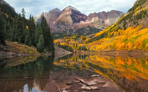 21 Best Places to See Fall Foliage in the United States | Travel + Leisure Colorado Towns, Sky Lights, Road Trip To Colorado, Fall Vacations, Maroon Bells, Sunrise Photos, Hiking Spots, Beautiful Places In The World, Fall Foliage