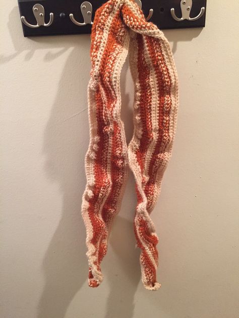 Bacon Scarf!  great idea for a gag gift if I ever need one! Scrap Crochet, Crochet Christmas Gifts, Crochet Fairy, Crochet Beanie Pattern, Crochet Food, Kawaii Crochet, Crochet Cross, Fun Crochet Projects, Crochet Stitches Patterns