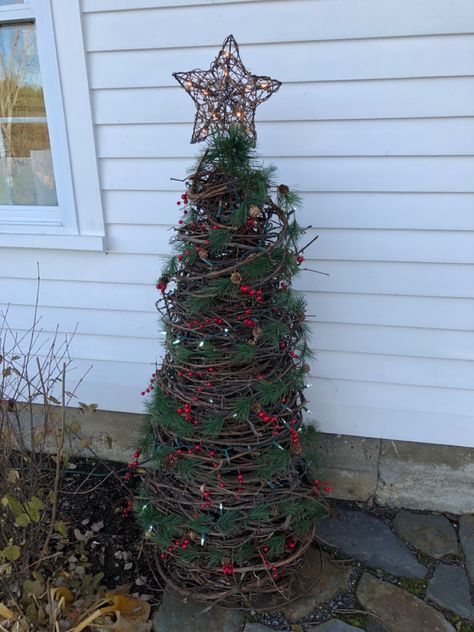 Tomatoe Cage and grapevines Grapevine Christmas Trees, Diy Grapevine Tree, Grapevine Tree Decorating Ideas, Christmas Tree Tomato Cage, Tomatoe Cage, Grapevine Tree, Porch Trees, Tomato Cage Christmas Tree, Grapevine Christmas