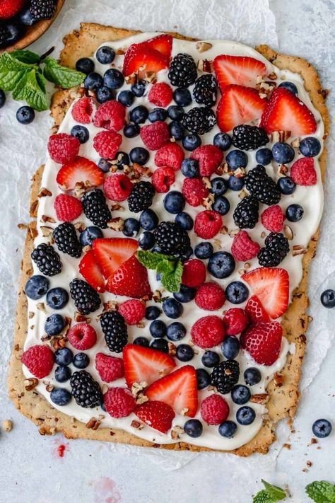 Gluten-Free Berry Fruit Pizza | This Gluten-Free Berry Fruit Pizza makes for the perfect summertime treat and a stunning addition to a barbecue, picnic or potluck. It can even be made paleo- and vegan-friendly if you wish. || The Real Food Dietitians #glutenfreerecipes #fruit #fruitpizza #summerrecipes #therealfoodrds Healthy Fruit Pizza Recipe, Watermelon Fruit Pizza, Dessert Pizza Fruit, Fruit Pizza Designs, Almond Flour Recipes Cookies, Healthy Fruit Pizza, Pizza Sugar Cookie, Pizza Vegana, Real Food Dietitians