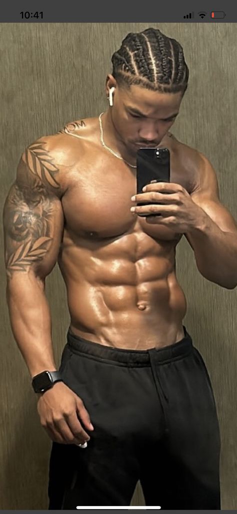 Buff Gym Guys, Natural Bodybuilding Men Physique, Lean Physique Men, Black Muscular Men, Toned Muscles Guy, Black Bodybuilders Men, Back Muscles Men, Muscular Dark Haired Men, Sweaty Muscle Man