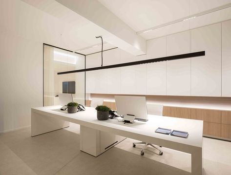 Architects office design minimalist wood desk  lighting LED design kreon tools of light nuit pendant profile modern Diy Computer Desk Ideas, Minimal Office Space, Architect Office Design, Computer Desk Ideas, Light Wood Desk, Diy Computer Desk, Led Desk Lighting, Loft Office, Modern Office Interiors