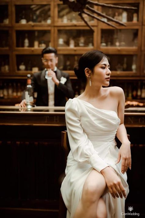 Bar Prewedding, Chinese Wedding Photos, Speakeasy Wedding, Classy Engagement Photos, Debut Photoshoot, Pre Wedding Videos, Foto Wedding, Pre Wedding Photoshoot Outdoor, Bride Pictures