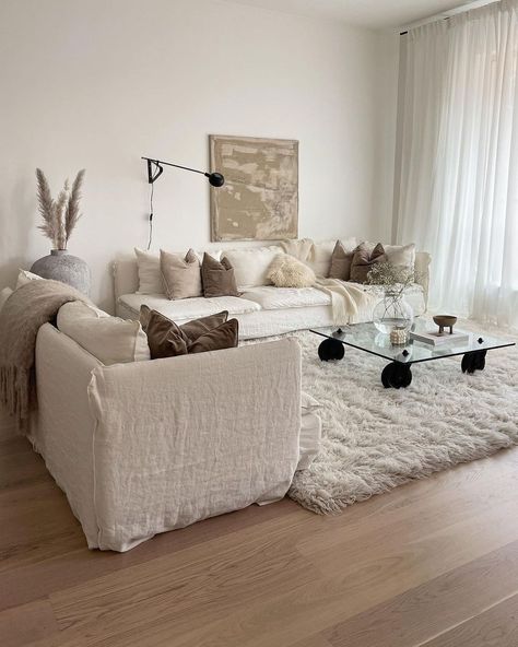 Scandinavian Faux fur rug living room design beige linen sofa via @joanna.avento Scandi Style Living Room, Linen Sofa Cover, Scandi Interior Design, Söderhamn Sofa, Romantic Living Room, Hygge Design, Scandinavian Room, Scandi Interiors, Ikea Sofa