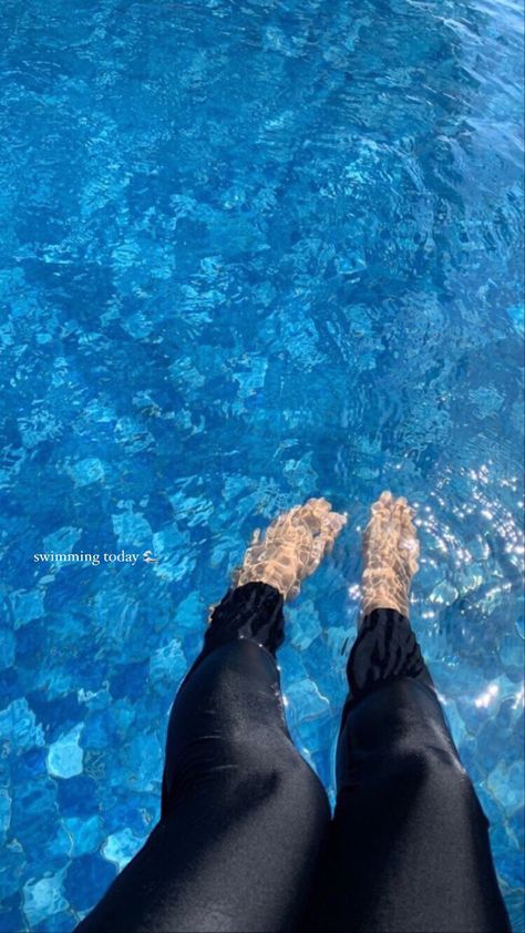 Kolam Berenang Aesthetic, Berenang Aesthetic Girl, Berenang Aesthetic, Renang Aesthetic, Hotel Pics, Swimming Pool Pictures, Pool Photography, Dark Beauty Photography, Shadow Photos