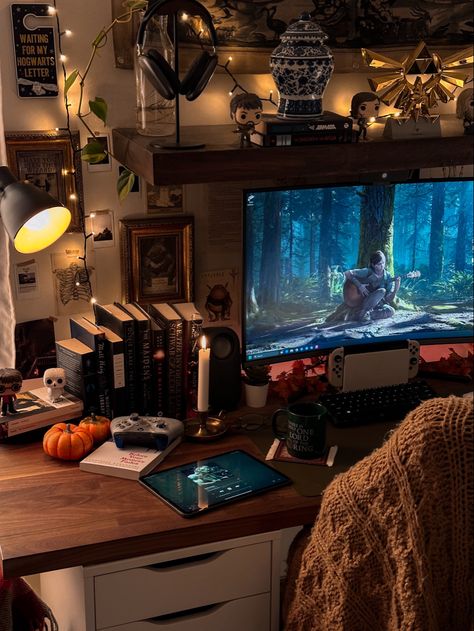 Brown Gaming Setup Aesthetic, Harry Potter Pc Setup, Dark Academia Streaming Setup, Gaming Setup Vintage, Antique Gaming Setup, Cozy Video Game Room, Cosy Pc Setup, Cozy Gaming Room Aesthetic, Writer Room Aesthetic