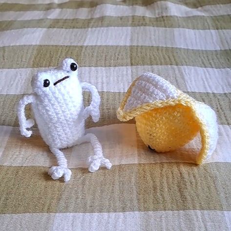 Crochet Projects With Green Yarn, Banana Slug Crochet, Crochet Banana Slug, Banana Dinosaur Crochet, Crochet Rengoku, 30 Minute Crochet, Banana Crochet, Crochet Banana, Frog Amigurumi