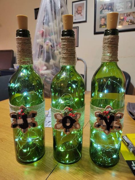 Decorated Wine Bottles Diy, Green Wine Bottle Crafts, Christmas Wine Bottle Crafts Diy, Painting Bottles, Green Wine Bottle, Christmas Table Decorations Centerpiece, Wine Bottle Design, Painted Bottles, Hand Painted Bottles