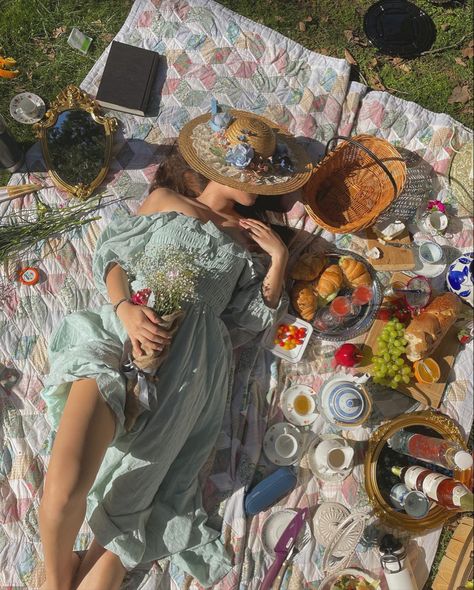 #picnic #vintage #victorian #picnicfoodideas #elegant #cottagecore #cottagedecor Victorian Birthday Party Aesthetic, Victorian Picnic Aesthetic, Dreamy Picnic Photoshoot, Vintage Tea Party Photoshoot, Victorian Tea Party Aesthetic, Edwardian Picnic, Fairytale Picnic, Bridgerton Picnic, Regency Picnic