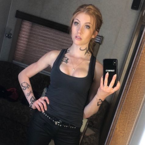 Clary Fray Outfit, Clary Fairchild, Clary Fray, Katherine Mcnamara, Lady And Gentlemen, Shadowhunters, Nice Tops, American Actress, Redheads