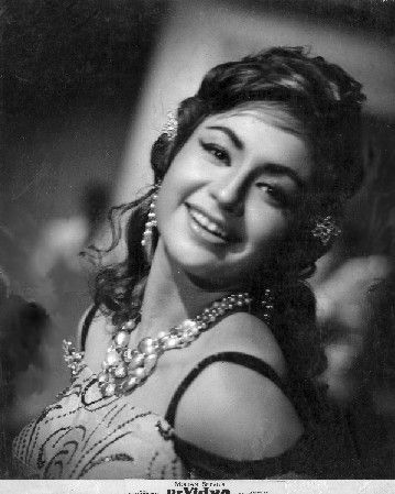 Helen looking fabulous Helen Bollywood, Amar Akbar Anthony, Vintage Bollywood, Vintage Icons, Rare Pictures, Indian Bollywood, Bollywood Actors, Bollywood Stars, Bollywood Celebrities