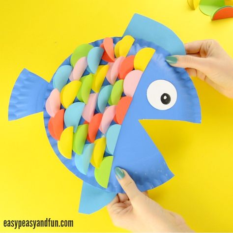 We have a wonderful paper plate fish craft in all the colors of the rainbow to share with you today. Well almost all colors. This is such a fun craft to make as the paper circles used look almost like real fish scales… In a cartoony way. *This post contains affiliate links* I was a … Ocean Kids Crafts, Craft Rainbow, Paper Plate Fish, Summer Arts And Crafts, Fish Craft, Fun Summer Crafts, Paper Plate Crafts For Kids, Paper Fish, Fish Crafts