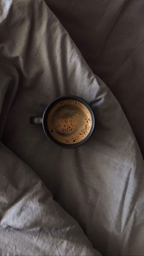 Minimalist Photography Instagram, Coffee In Bed Aesthetic, Coffee Cup Wallpaper, Morning Coffee Aesthetic, Morning Coffee Photography, Coffee Geek, Coffee Home, Coffee Obsession, Coffee Photos