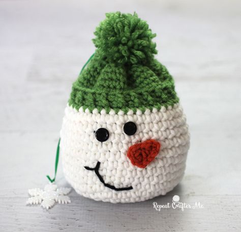 Crochet Snowman Sack with Stocking Stuffers from Oriental Trading - Repeat Crafter Me Snowman Crochet, Crocheted Christmas, Repeat Crafter Me, Crochet Christmas Gifts, Crochet Snowman, Confection Au Crochet, Crochet Xmas, Snowman Gifts, Snowmen Patterns