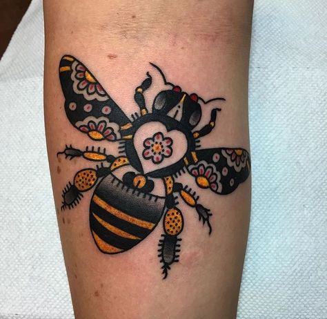 Insect Tattoos, Hannah Tattoo, Traditional Tattoo Inspiration, Black Tattoo Cover Up, Insect Tattoo, Clever Tattoos, Traditional Tattoo Sleeve, American Tattoos, Tattoo Style Drawings