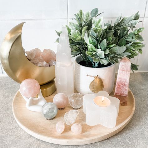 Crystal Altar Ideas, Spiritual Crafts, Healing Crystals Decor, Crystal Room Decor, Crystal Room, Fluorite Crystals, Caribbean Calcite, Healing Room, Meditation Corner