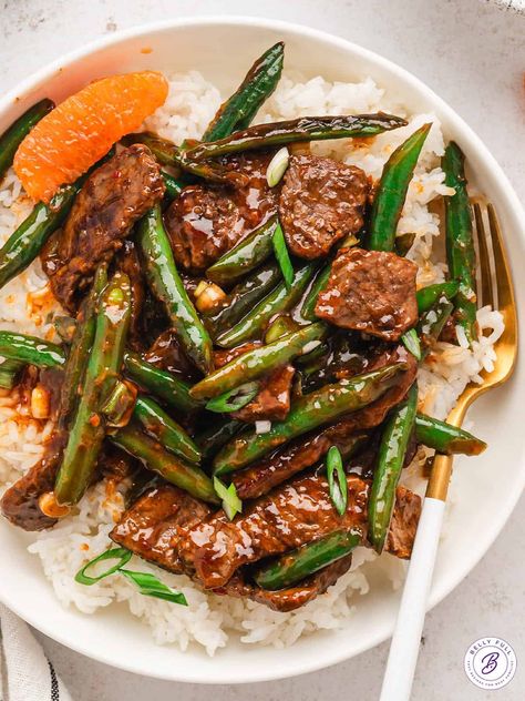 This Orange Beef stir fry is a fantastic quick and easy dinner where tender strips of sirloin steak and crisp green beans are cooked in a flavorful citrusy sauce. On the table in just 25 minutes. Steak And Green Beans Stir Fry, Orange Beef Stir Fry, Turkey Stir Fry, Cauliflower Stir Fry, Orange Beef, Stir Fry Sauce Recipe, Quick Stir Fry, Sirloin Steak, Fry Recipes