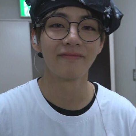 Taehyung Specs, Taehyung Selca, Bts Members, Jimin Jungkook, Rap Monster, Kpop Aesthetic, Im Awesome, Bts Pictures, Bts Taehyung