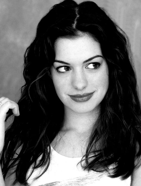 Anne… Anne Hathaway Princess, Anne Hathaway Princess Diaries, Anne Hattaway, Anne Hathaway Style, Beautiful Brown Eyes, Princess Diaries, Anne Hathaway, Famous Faces, Looking Up