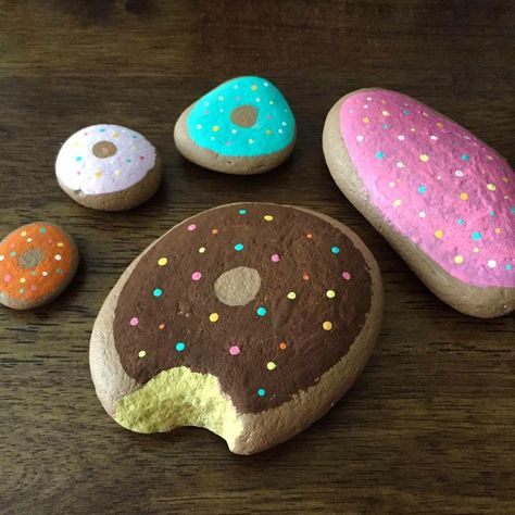 Almost makes me wish I could bite into one of these! Easy Diy Paint, Rock Painting Tutorial, Rock Painting Ideas, Painted Rocks Kids, Penny Pincher, Painted Rocks Craft, Painted Rocks Diy, Rock Painting Ideas Easy, Rock Painting Patterns