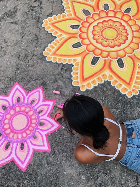 chalk art mandala mural street art painting drawing artist summer vsco pink yellow purple floral boho Street Chalk Art, Fun Chalk Art, Summer Drawings, Chalk Design, Sidewalk Chalk Art, Sidewalk Art, Summer Scrapbook, Summer Painting, Summer Fun List