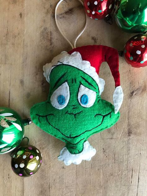 Felt Grinch, Ornaments Diy Kids, Grinch Ornament, Felt Ornaments Diy, Grinch Crafts, Handpainted Christmas Ornaments, Grinch Decorations, Felt Ornaments Patterns, Baby Mobil