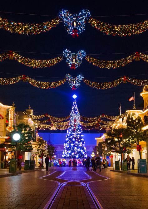 Christmas Disneyland Wallpaper, Christmas Disneyland Aesthetic, Disneyland In Christmas, Disneyland Paris At Christmas, Disney Paris Christmas, Disney During Christmas, Disneyland Christmas Wallpaper, Disneyland Christmas Aesthetic, Disneyland Paris Winter