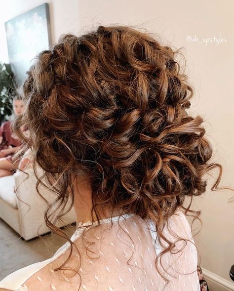 Curly Hair Updo Wedding, Bridal Upstyles, Romantic Bun, Elegant Bridal Hairstyles, Naturally Curly Hair Updo, Curly Bridal Hair, Curly Hair Up, Hairstyles For Fine Hair, Curly Wedding Hair