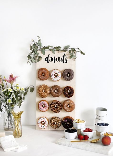 DIY Donut Wall @themerrythought Reception Dessert Bar, Diy Donut Wall, Cheap Table Decorations, Doughnut Stand, Dorm Room Decor Diy, Donut Walls, Autumn Wedding Food, Brunch Party Decorations, Reception Desserts