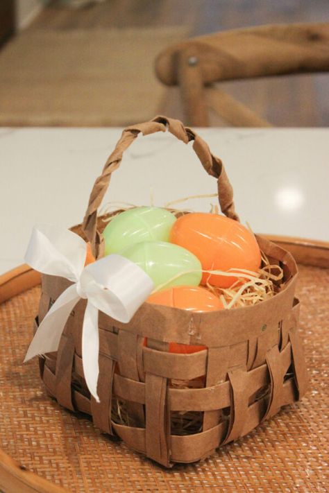 How To Make A Easter Basket From A Grocery Bag - Simple Nature Decor #easter #diy #crafts #basket Paper Bag Easter Basket, Make An Easter Basket, Make A Paper Bag, Paper Easter Basket, Egg Baskets, How To Make A Paper Bag, Candy Easter Basket, Easter Entertaining, Basket Uses