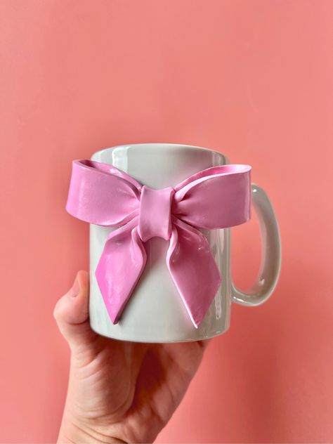 Aesthetic Diys For Your Room, Cup Decoration Ideas, Things Out Of Clay, Ceramic Art Ideas, Clay Gift Ideas, Mug Decorating Ideas, Bow Ceramic, Clay Ribbon, Lover Mug