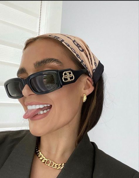 #balenciaga #balenciagastyle #sunglasses #fashion #luxuryeyewear Sunglass Selfie, Sunglasses Selfie, Balenciaga Fashion, Kendall Style, Trendy Glasses, Fashion Jackson, Stylish Glasses, Trending Sunglasses, Eyewear Fashion