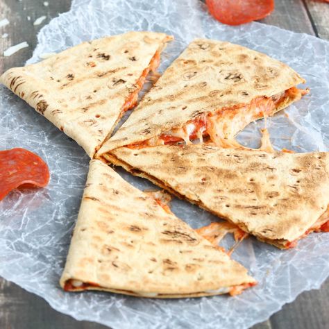 This easy Pepperoni Pizza Quesadilla recipe takes just minutes to cook! With whole grains and lots of protein, it's perfect as a quick meal or hearty snack! Flatout Recipes, Pizza Quesadilla, Panini Recipes Chicken, Camping Food Make Ahead, Hearty Snacks, Quesadilla Recipe, Quesadilla Recipes, Flatbread Pizza, Baked Chicken Breast