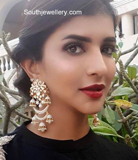 Diamond Earrings Long, Manchu Lakshmi, Jadau Bangles, Uncut Jewellery, Jadau Jwellery, Long Diamond Earrings, Gold Tops, Black Diamond Earrings Studs, Gold Jewelry Outfits