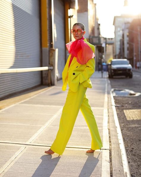 There are certain trends and pieces that are set to be real success stories in 2019 for Zara. Click to see what we'll be buying. Blair Eadie, Neon Fashion, Mode Chic, Cooler Look, Looks Street Style, Fashion Editor, Looks Style, Style Chic, Mode Style