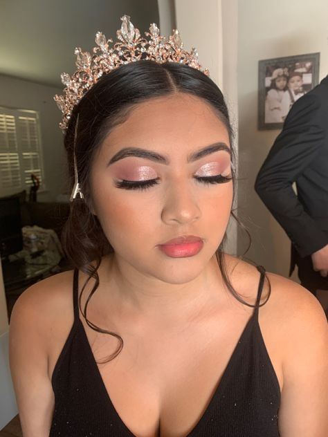 Makeup Inspo For Quince, Quince Makeup Light Pink, Light Pink Makeup For Quince, Blush Pink Quinceanera Makeup, Xv Pink Makeup, Sweet 16 Makeup Ideas Natural Pink, Pink 15 Makeup, Rose Gold Quince Makeup Looks, Light Pink Quince Makeup Looks