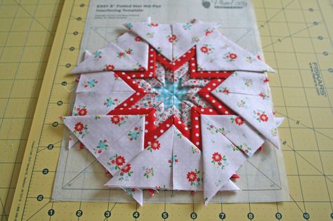 lovely little handmades: a folded star tutorial! Folded Star, Sew Christmas, Star Tutorial, Fabric Origami, Quilt Modernen, Folded Fabric Ornaments, Quilted Ornaments, Quilted Christmas Ornaments, Fabric Stars