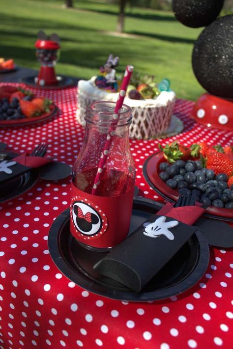 Love the cute table setting at this Mickey and Minnie Mouse Birthday Party! See more party ideas and share yours at CatchMyParty.com #catchmyparty #mickeymousebirthdayparty #minniemousebirthdayparty #tablesettings Minnie Mouse Table Set Up, Mickey Mouse Table Decorations, Mickey And Minnie Mouse Birthday, Minnie Mouse Center Pieces, Minie Mouse Party, Mickey Mouse Table, Minnie Mouse Printables, Mickey Mouse Birthday Decorations, Mickey First Birthday