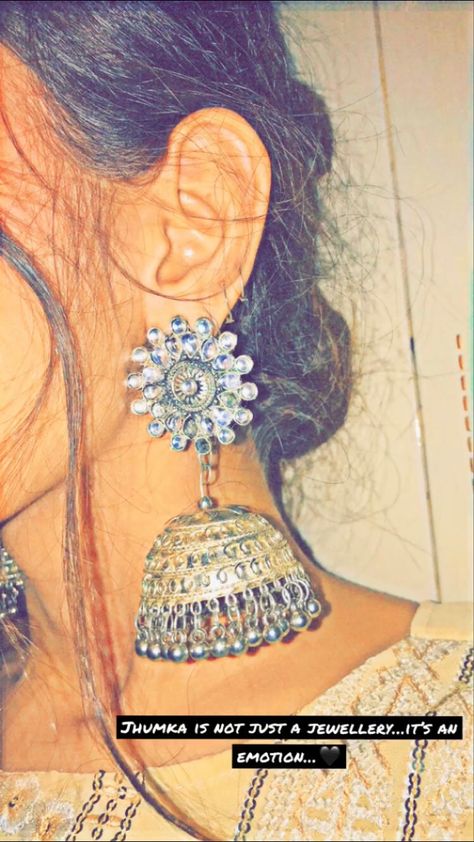 Love jhumkaaaa❣️ Jumkha Caption, Caption For Jhumka Pic, Caption For Mehendi Pics, Jhumkas Aesthetic Captions, Jhumka Poses, Jhumka Quotes For Instagram, Jhumkas Aesthetic Snap, Jhumka Selfie, Jhumka Snap