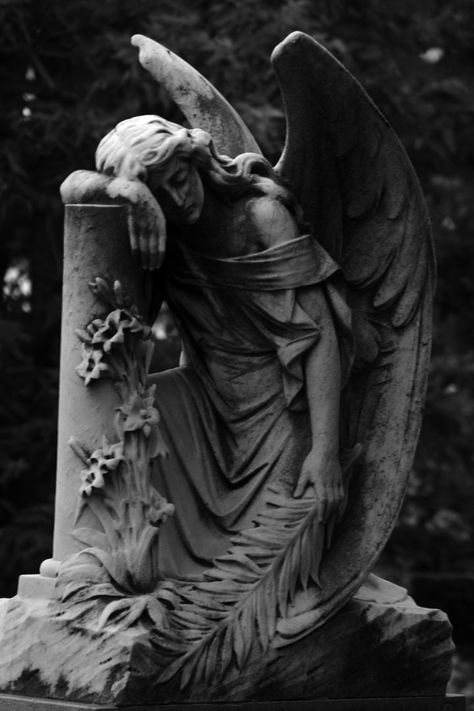 METAL ON METAL: Mourning angels over grave stones Arte Pin Up, Cemetery Angels, Cemetery Statues, Istoria Artei, Greek Statues, Angel Statue, Angel Sculpture, Cemetery Art, Tapeta Galaxie