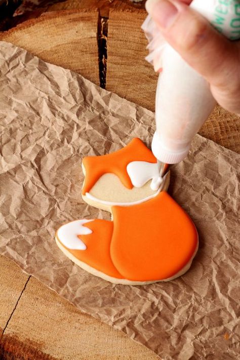 How to Make Fun Little Fox Cookies with a Video | The Bearfoot Baker Fox Cake, Flooding Cookies, Summer Cookies, Fox Cookies, Baby Cookies, Creative Cookies, Cookie Icing, Animal Cookies, Flower Cookies