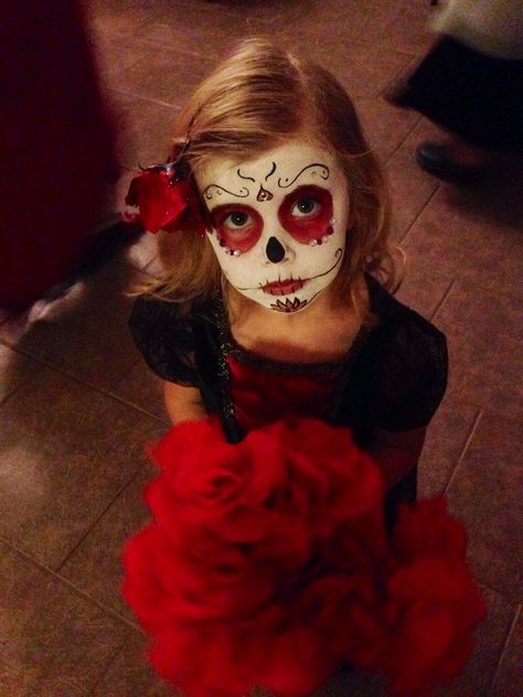 Sugar skull kids makeup Half Sugar Skull Makeup, Halloween Makeup For Kids, Halloween Makeup Sugar Skull, Sugar Skull Costume, Halloween Make-up Looks, Sugar Skull Halloween, Creepy Halloween Makeup, Halloween Makeup Pretty, Sugar Skull Makeup