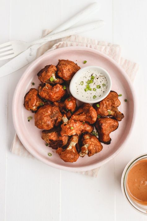 Healthy Tahini Buffalo Cauliflower Wings (vegan, gluten-free, oil free, refined sugar free) | Veggiekins Blog Emoji Cookies, Vegan Buffalo Sauce, Buffalo Wings Recipe, Buffalo Cauliflower Wings, Buffalo Cauliflower Recipes, Curried Cauliflower Soup, Wings Recipe Buffalo, Cauliflower Buffalo Wings, Stuffed Peppers Healthy