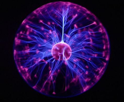 Some cool things to do with a plasma ball. Plasma Globe, Plasma Ball, Nicolas Tesla, Výtvarné Reference, Tesla Coil, Nikola Tesla, Light Beam, You Never Know, Live Wallpapers