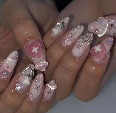 Gel Nail Designs Medium Length Almond, Gyaru Almond Nails, Almond Nails Designs Charms, Gyaru Nails Pink, Gyaru Short Nails, Short Gyaru Nails, Nails With Charms Short, Gyaru Nails Short, Medium Length Nail Designs