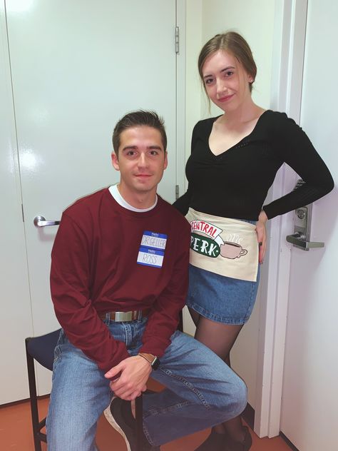 Friends Group Costume Tv Show, Rachel And Ross Halloween Costume, Friends Show Costumes, Monica And Chandler Costume, Rachel And Ross Costume, Friends Costume Ideas Tv Show, Ross And Rachel Halloween Costume, Rachel Halloween Costume, Friends Costumes Tv Show