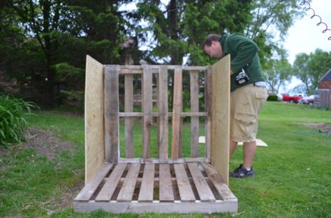 DIY Dog House made from wood pallets I did something similar to this it was cheap and easy Diy Doghouse, Pallet Dog House, Build A Dog House, Dog House Plans, Dog House Diy, Dog Kennel Outdoor, Dog Stuffed Animal, Pallet Outdoor, Bookshelves Diy