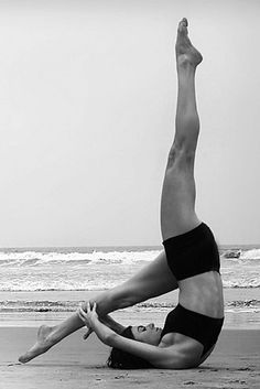 Control Balance Posture - Pilates. My favorite workout.  i reeeeally need to get back into a routine Yoga Humor, Yoga On The Beach, Photo Yoga, Pilates Poses, Beginner Pilates, Yoga Poses Photography, Yoga Photoshoot, Yoga Images, Yoga Nature